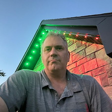 Une-belle-installation-d-clairage-extrieur-permanent-architectural-LED-Montral-Qc-avec-Gemstone-Lights 3